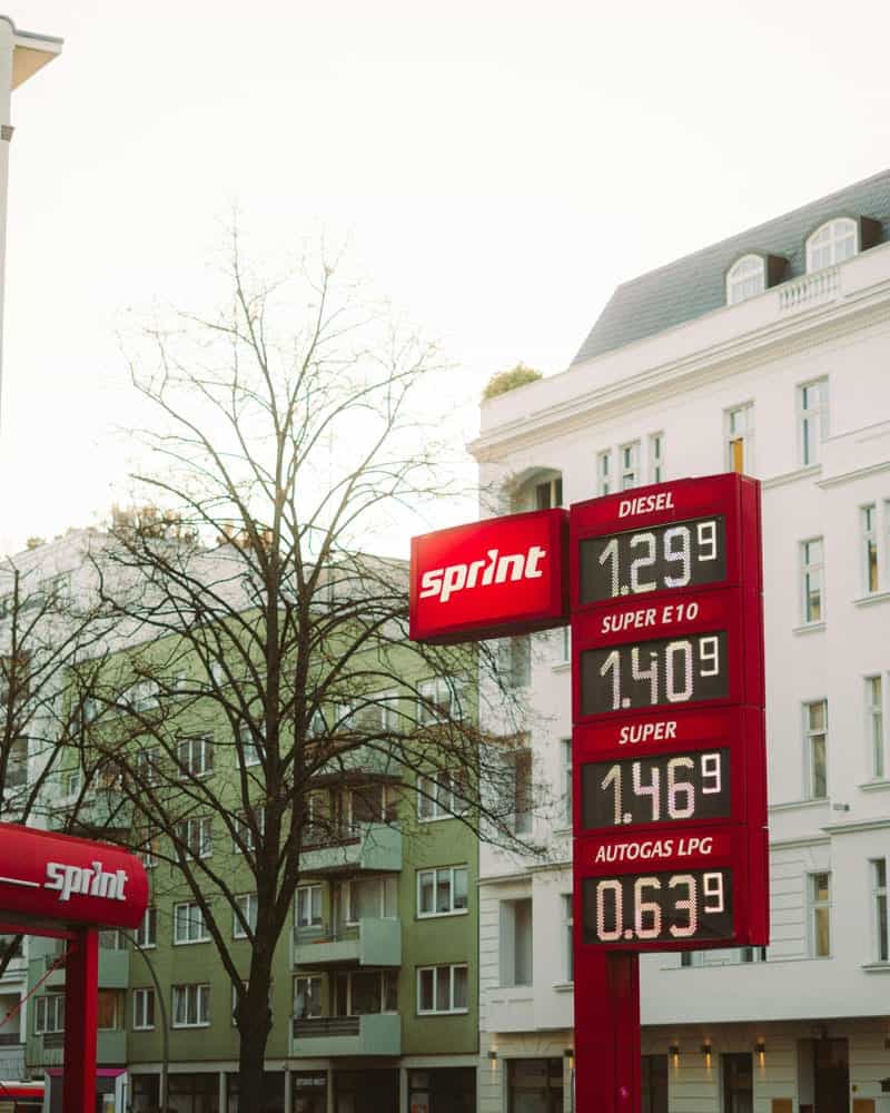 Tankstelle mit Dieselpreisanzeige — Kraftstoffkosten Wohnmobil