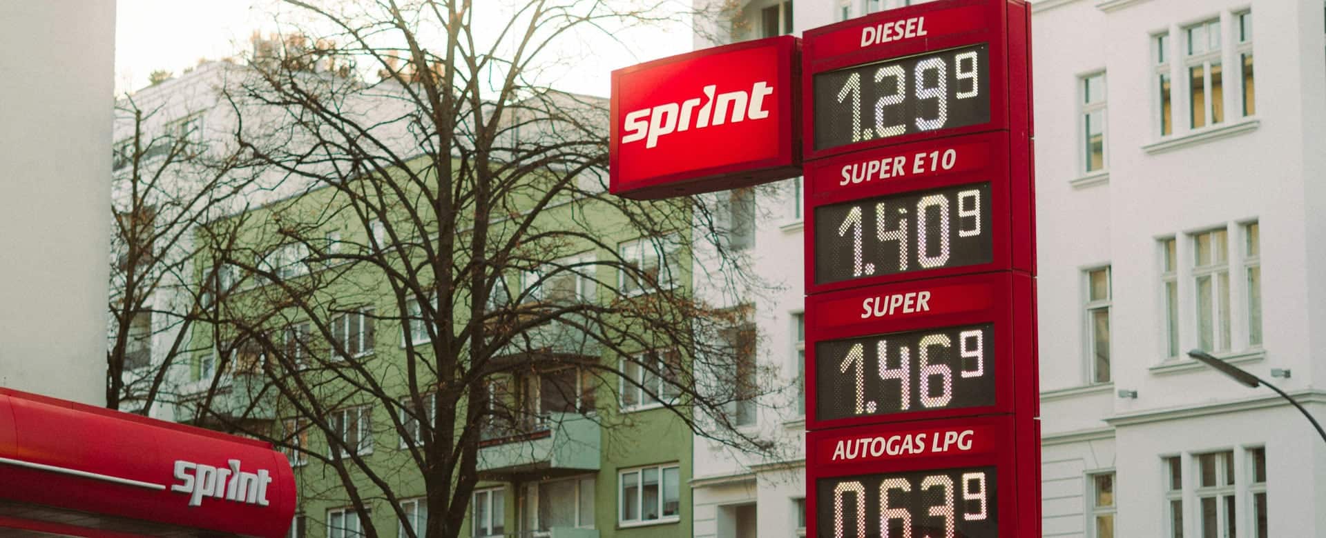 Tankstelle mit Dieselpreisanzeige — Kraftstoffkosten Wohnmobil