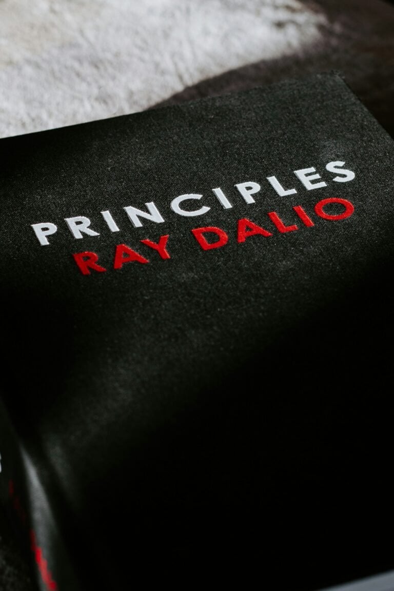 Desvendando os Princípios de Ray Dalio: Um Guia para a Evolução Pessoal e Financeira