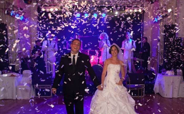 Onze trouwfeest DJ verzorgt jouw muziek op je huwelijk. PartyDJ uit Aalst, Oost Vlaanderen.