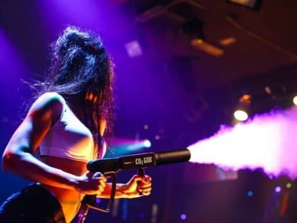 CO2 Effect Huren. Co2 Jet Huren. Verhuur van CO2 Gun. CO2 geweer huren kan bij PartyDJ uit Aalst, Oost Vlaanderen.