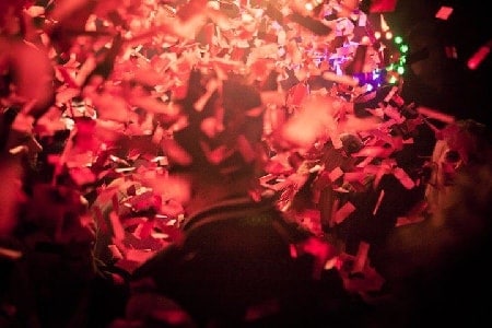 Verhuur van LED Confetti Fountain DMX. Gekleurde LED confettifontein huren kan bij PartyDJ uit Aalst, Oost Vlaanderen.