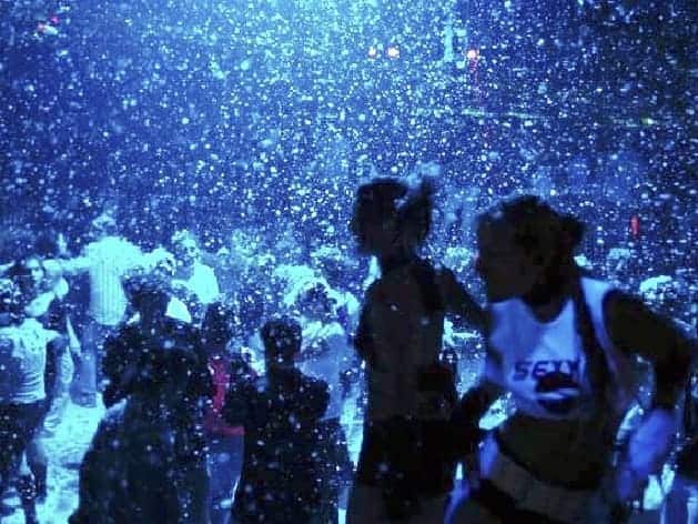Verhuur van sneeuwmachines. Sneeuwmachine huren of sneeuwkanon te huur. PartyDJ uit Aalst, Oost Vlaanderen.