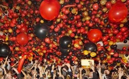 Power Drop Huren. Kabuki valnet drop systeem huren bij PartyDJ uit Aalst, Oost Vlaanderen.
