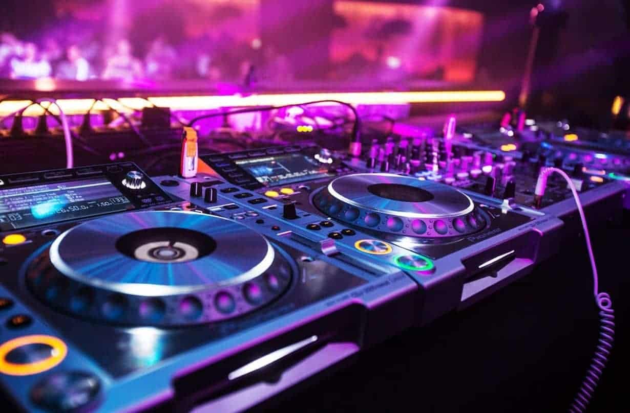 Discobar Huren ✓ DJ Set Verhuur ✓ Complete DJ Installatie Te Huur ✓ DJ Materiaal Te Huur ✓ DJ Controller ✓ Van Beginnende DJ Tot Pro Deejay Discobar Huren ✓ DJ Set Verhuur ✓ Complete DJ Installatie Te Huur ✓ DJ Materiaal Te Huur ✓ DJ Controller ✓ Van Beginnende DJ Tot Pro Deejay