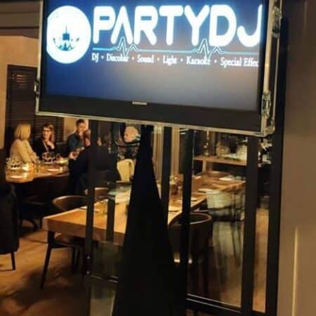 LED flatscreen tv huren ⌀42"/107cm. Flatscreen TV-scherm verhuur bij PartyDJ uit Aalst, Oost Vlaanderen.
