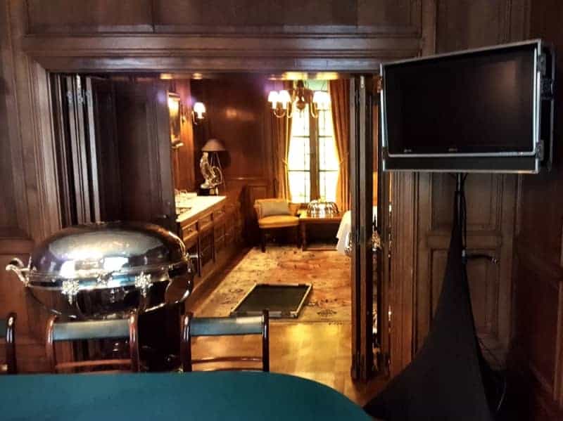 Flatscreen huren ⌀42"/107cm. Beeldscherm verhuur bij PartyDJ uit Aalst, Oost Vlaanderen.
