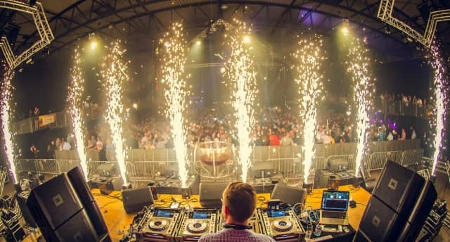 Sparkular Pyro Vuurfontein Simulator Effect Huren. Verhuur van veilig stage gerb effect. Te huur bij PartyDJ uit Aalst, Oost Vlaanderen.