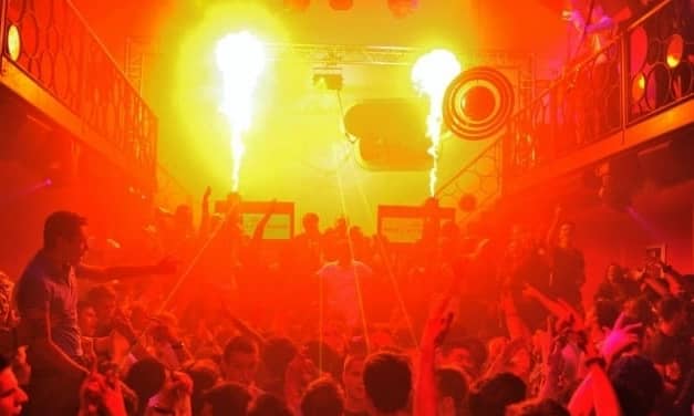 Verhuur van flame thrower vuur machine of vuurspuwer. Stage flames of firejet huren kan bij PartyDJ te Aalst, Oost Vlaaanderen
