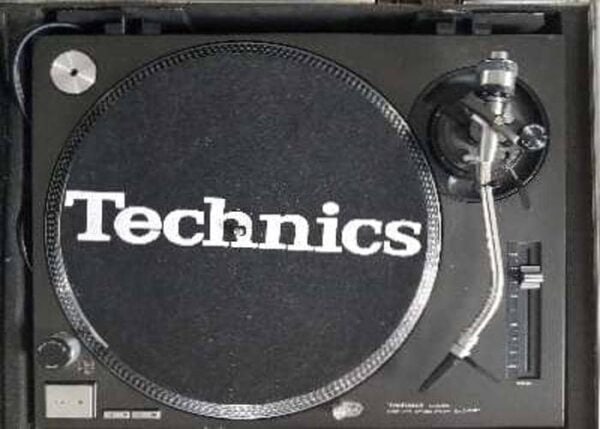 Technics SL1200 huren. Verhuur van Technics SL1210 DJ draaitafel huren voor vinyl. SL 1210 SL 1200 platenspelers huren bij PartyDJ uit Aalst, Oost Vlaanderen.
