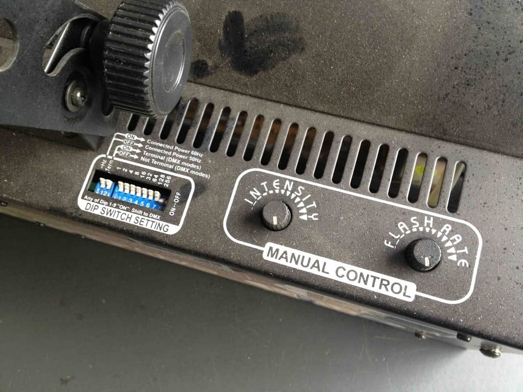 Verhuur van Geni FL-1800D DMX stroboscoop flitsend lichteffect. Een strobo huren kan je bij PartyDJ uit Aalst, Oost Vlaanderen.
