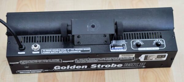 Verhuur van Geni FL-1800D DMX stroboscoop flitsend lichteffect. Een strobo huren kan je bij PartyDJ uit Aalst, Oost Vlaanderen.