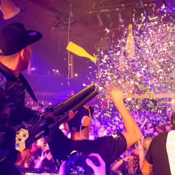 Verhuur van Magic FX Confetti Gun. Confetti geweer huren kan bij PartyDJ uit Aalst, Oost Vlaanderen.
