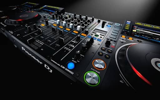 Verhuur van Pioneer Pro Nexus 2 DJ set. DJM 900 NXS2 CDJ 2000 NXS2 discobar huren kan bij PartyDJ uit Aalst, Oost Vlaanderen.
