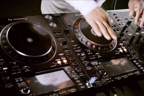 Verhuur van Pioneer Pro Nexus 2 DJ set. DJM 900 NXS2 CDJ 2000 NXS2 discobar huren kan bij PartyDJ uit Aalst, Oost Vlaanderen.