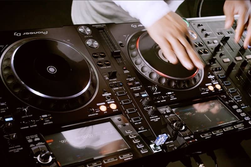 Verhuur van Pioneer Pro Nexus 2 DJ set. DJM 900 NXS2 CDJ 2000 NXS2 discobar huren kan bij PartyDJ uit Aalst, Oost Vlaanderen.