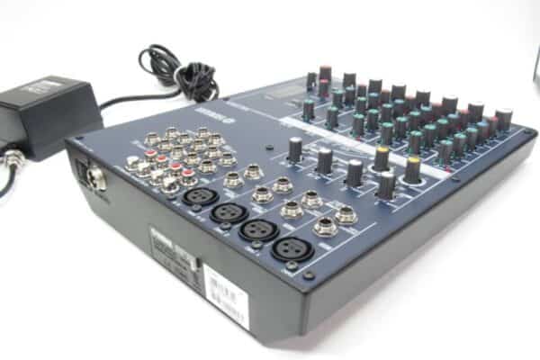 Kleine Live PA mixer te huur. Yamaha MG102C klein PA mengpaneel te huur. Verhuur van PA mengtafel bij PartyDJ uit Aalst, Oost Vlaanderen.