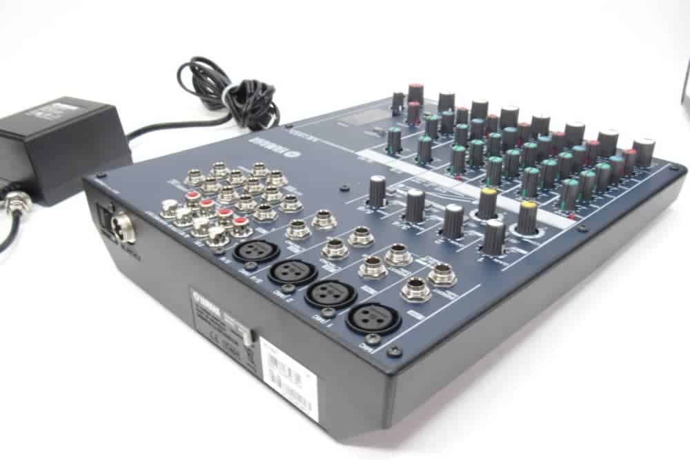 Kleine Live PA mixer te huur. Yamaha MG102C klein PA mengpaneel te huur. Verhuur van PA mengtafel bij PartyDJ uit Aalst, Oost Vlaanderen.