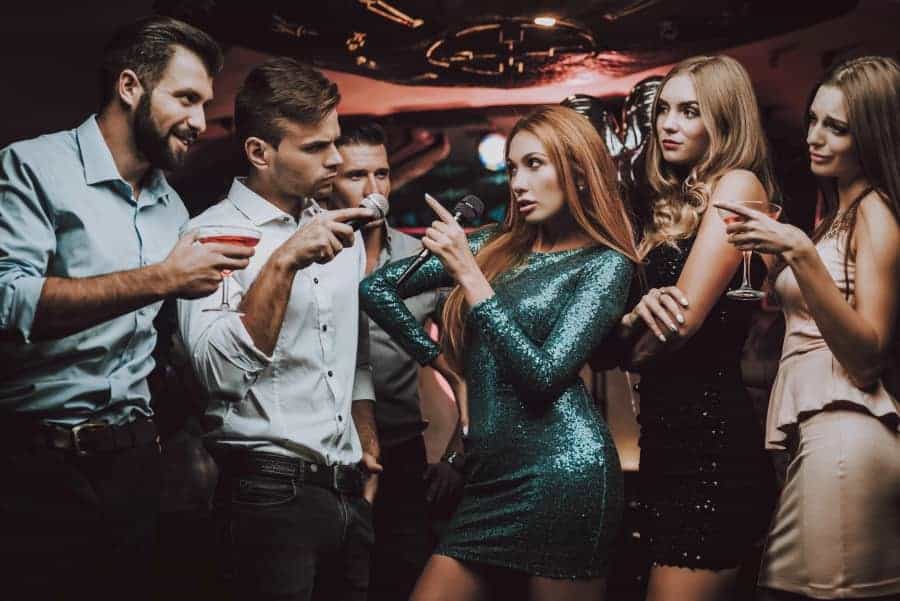 Karaoke competitie tussen collegas tijdens teambuilding Karaoke competitie tussen collegas tijdens teambuilding