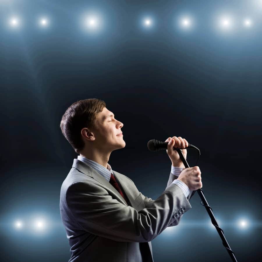 Karaoke microfoon in de hand van een collega tijdens een ontspannen bedrijfsevenement. Karaoke microfoon in de hand van een collega tijdens een ontspannen bedrijfsevenement.