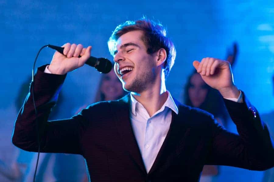 Werknemers toont zijn verborgen zangtalent tijdens een karaoke optreden op een teambuilding of personeelsfeest. Werknemers toont zijn verborgen zangtalent tijdens een karaoke optreden op een teambuilding of personeelsfeest.