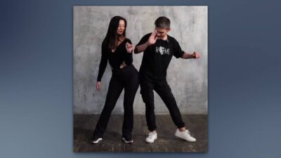 Pareja bailando bachata, mostrando el movimiento de redireccionamiento de cadera.