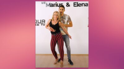 Pareja bailando bachata, mostrando el movimiento de caderas de lado a lado.