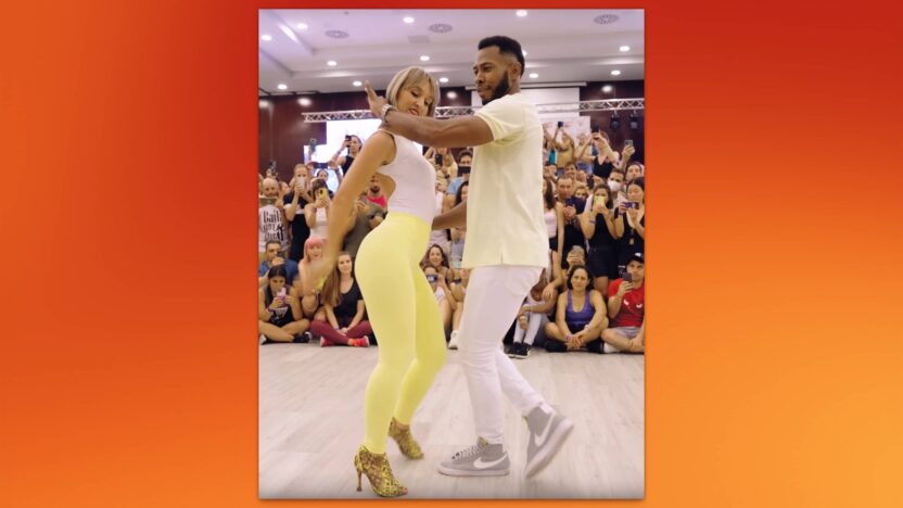 Pareja bailando bachata, realizando la figura cuerdas de manos.