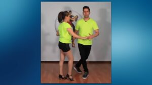 Pareja bailando cumbia, mostrando pasos básicos.