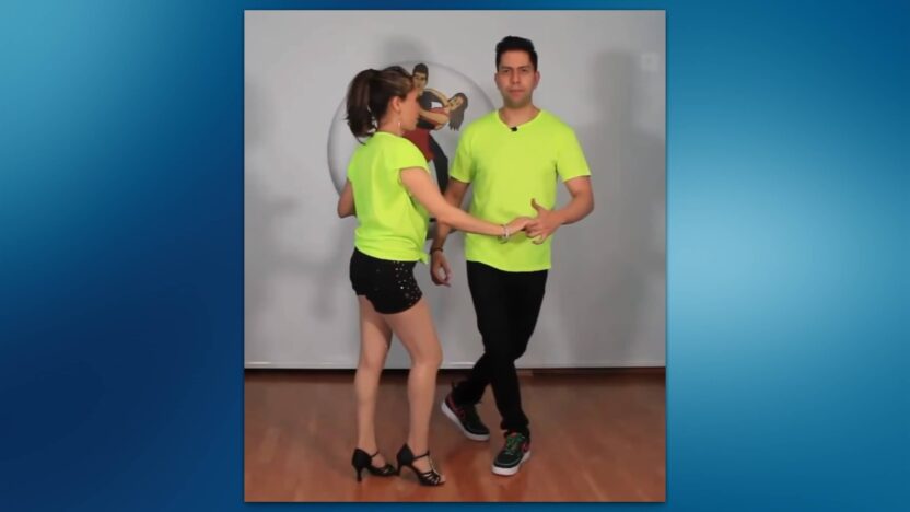 Pareja bailando cumbia, mostrando pasos básicos.