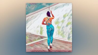 Bailarina de bachata mostrando el movimiento "kick de cadera".