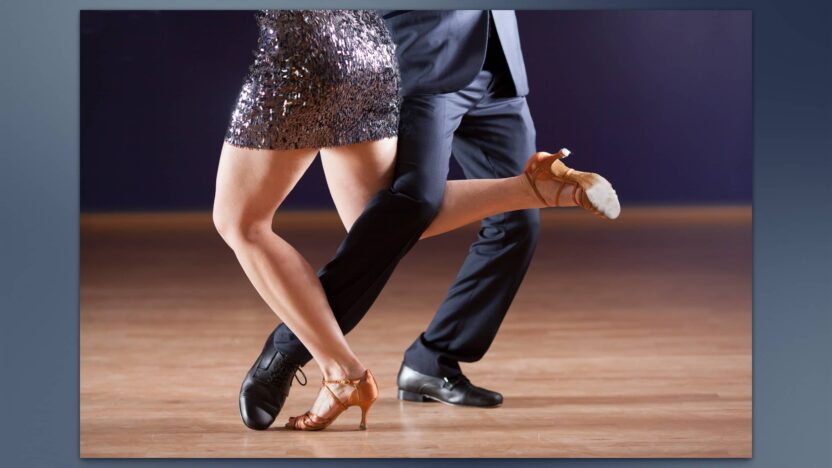 Pareja bailando, detalle de piernas y zapatos.