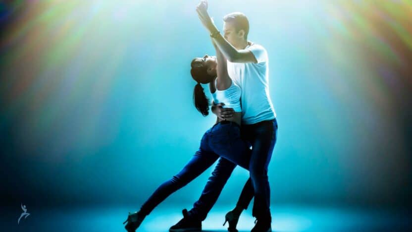 Pareja bailando Kizomba, con la mujer en posición de líder y el hombre en posición de seguidor
