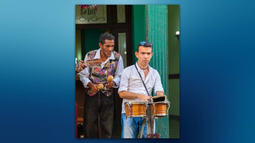 Dos músicos tocando instrumentos de cumbia.