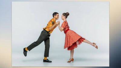 Pareja bailando y mirándose a los ojos.