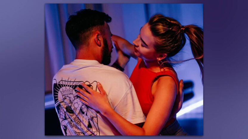 Pareja bailando Zouk, mostrando conexión y técnica.