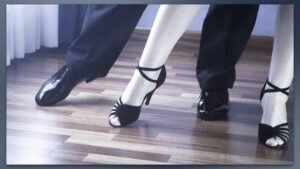 Pies de una pareja bailando, con zapatos de baile.