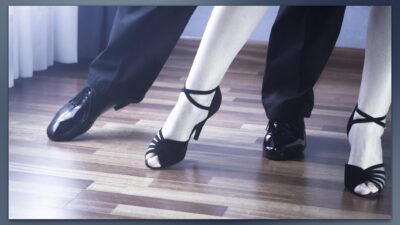 Pies de una pareja bailando, con zapatos de baile.