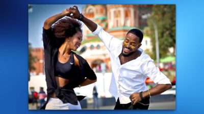 Pareja bailando salsa cubana con alegría y energía.