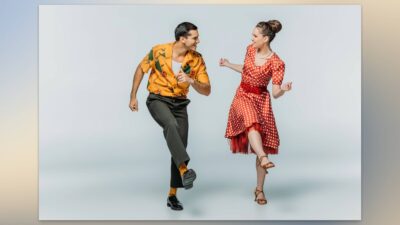 Pareja bailando estilo swing con ropa vintage