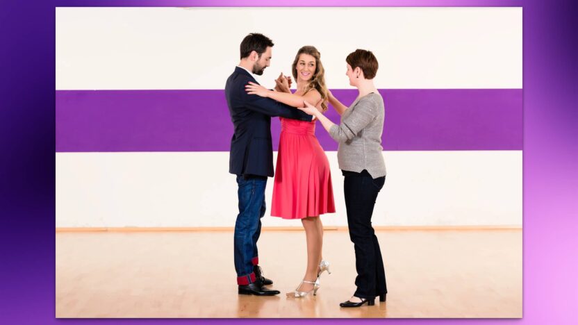 Instructora de baile dando clase a una pareja.