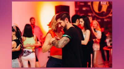 Pareja bailando un baile latino en una fiesta.