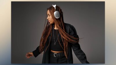 Mujer bailando con auriculares, disfrutando de la música.