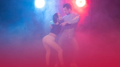 Pareja bailando un estilo de baile sensual.