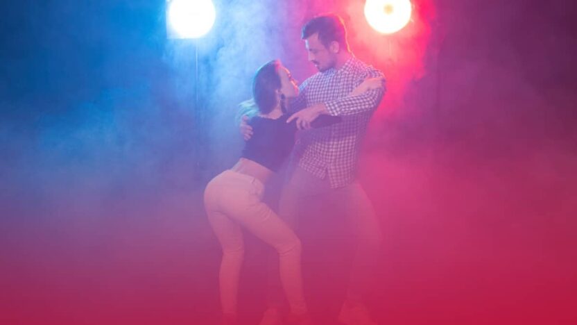 Pareja bailando un estilo de baile sensual.