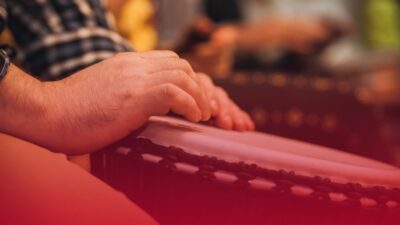 Primer plano de un grupo de congas, instrumentos de percusión fundamentales en la música salsa.