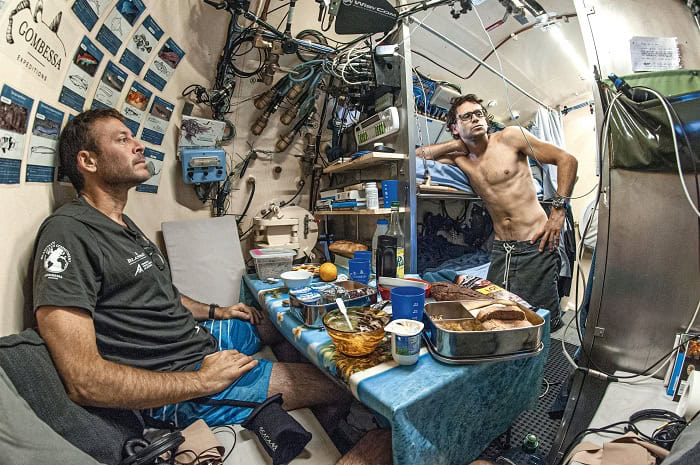Laurent Ballesta Et Yanick Gentil Dans Lespace De Vie De La Station Bathyale©laurent Ballesta Expeditions Gombessa