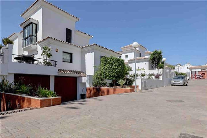 Villa for sale in Benalmadena close to beach amenities and marina (2)