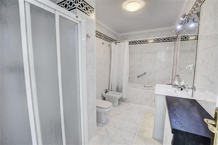 2 bed Property for sale in Benalmadena with panoramic sea views and sunny large terrace - bathroom