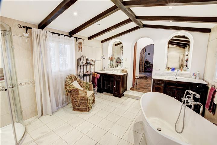 Villa for sale in Benalmadena - Property photo of master bathroom